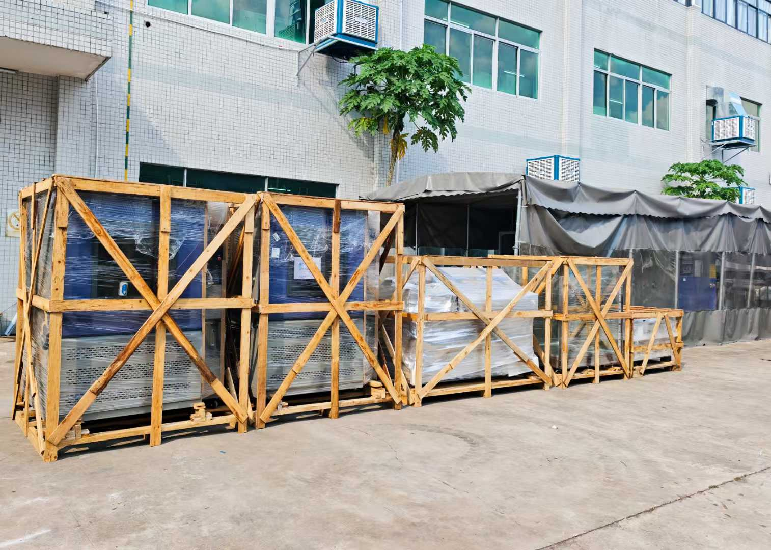1000L淋雨箱 、1000L防塵試驗箱、IPX7浸水試驗箱、120型鹽霧試驗箱，以及模擬運輸振動臺